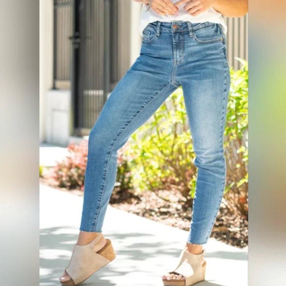 Judy Blue High Rise Relaxed Fit Raw Hem Jeans size 13/31